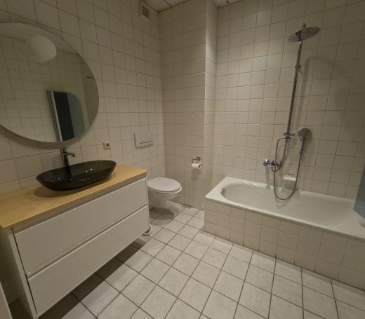 Gemeinschaftsbad zum Dreibettzimmer Gemeinschaftsbad für das Dreibettzimmer der Pension Zum Zacherwirt in Hengersberg