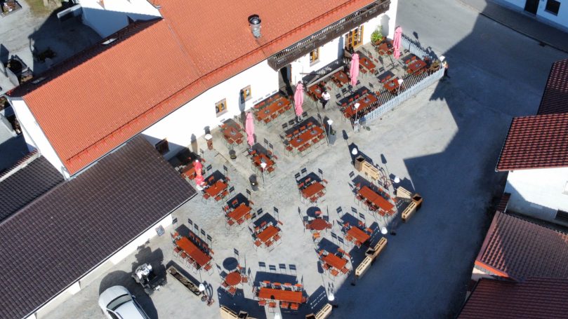 Gesamtansicht Biergarten Hengersberg Zacherwirt