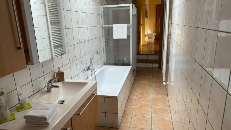 Bad Vierbettzimmer Badezimmer im Vierbettzimmer der Pension Zum Zacherwirt in Hengersberg